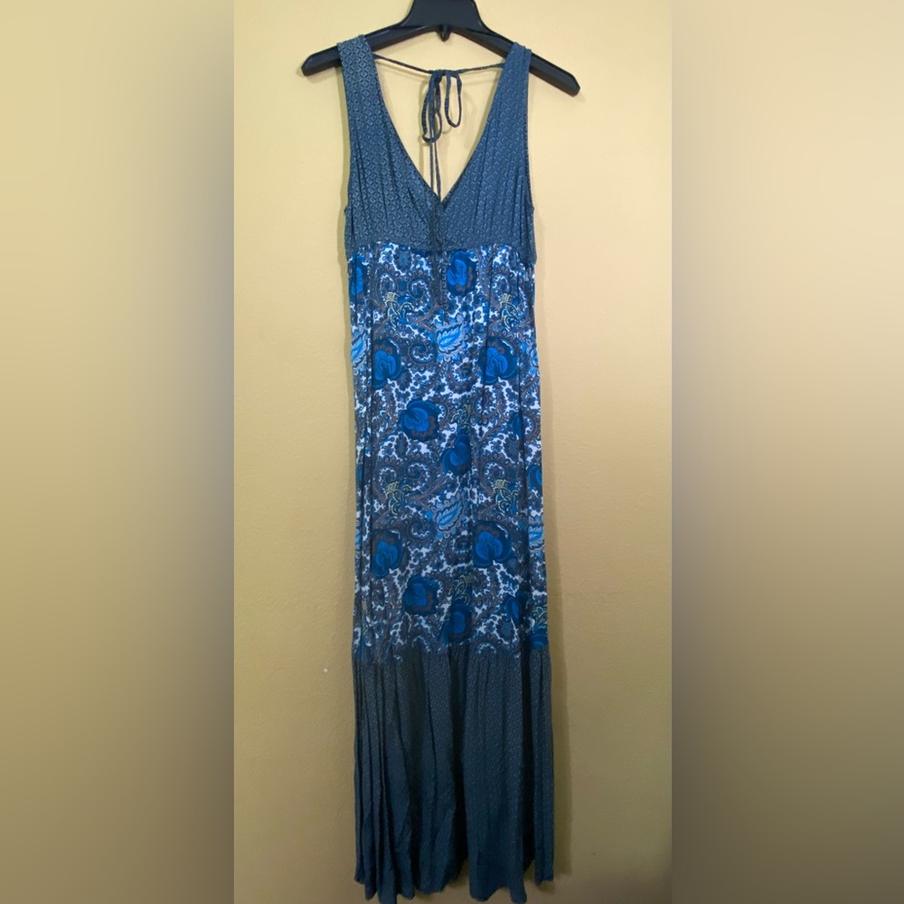 Charming summer dress ideal for beach, vacation, excellent condition almost new.